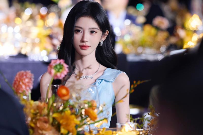 Cả nước nín thở trước sự trở lại của mỹ nhân đẹp nhất showbiz: Đẹp đến mức ánh nắng cũng phải ưu ái- Ảnh 1.