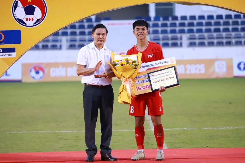 Profile Lê Phát: 19 tuổi khuynh đảo U23 châu Á, vừa thi đấu vừa học đại học và không thích tiêu tiền- Ảnh 2.