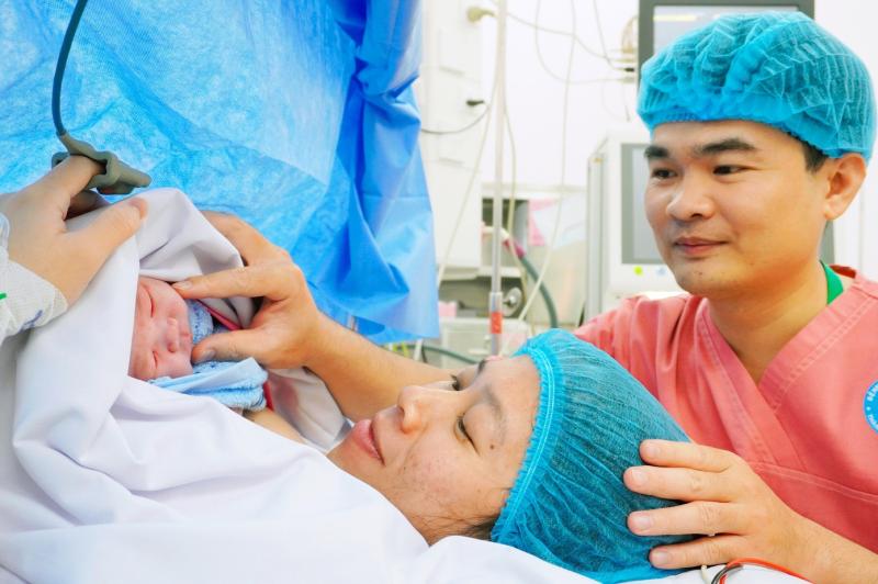 Những tiếng khóc trong veo đêm giao thừa: Mùa xuân bắt đầu từ phòng sinh- Ảnh 2.