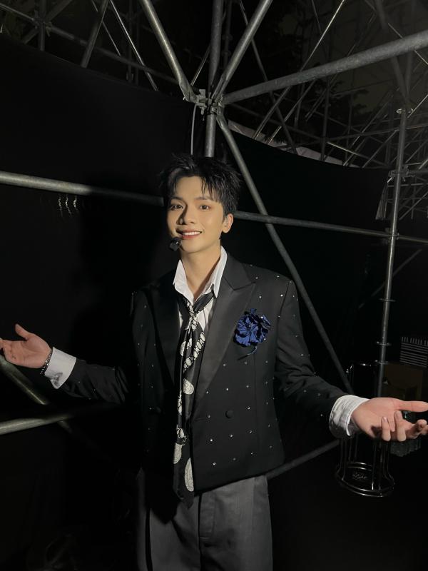 Nam ca sĩ debut 2 lần mới nổi tiếng: Fanmeeting cháy vé, 500 triệu lượt xem, ra 1 album “hốt bạc” cả đời- Ảnh 10.