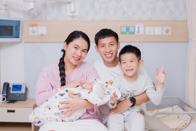 Tuyển thủ Việt Nam mở màn 2026 mỹ mãn: Xây biệt thự mấy chục tỷ, đón con gái cưng chào đời- Ảnh 1. Tuyển thủ Việt Nam mở màn 2026 mỹ mãn: Xây biệt thự mấy chục tỷ, đón con gái cưng chào đời- Ảnh 1.
