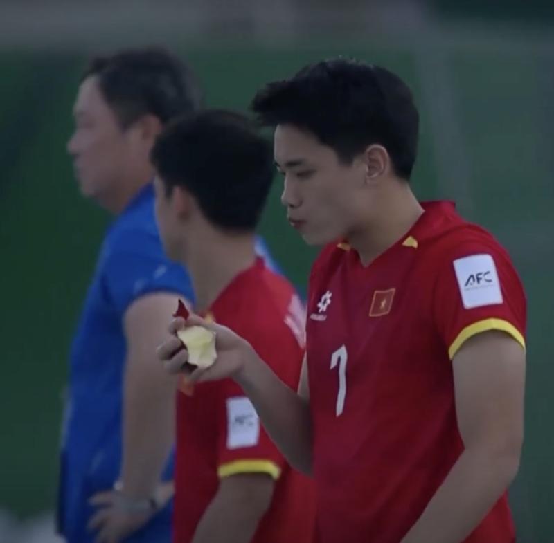 HLV Kim Sang-sik nói về hình ảnh ăn táo viral khắp cõi mạng của Đình Bắc: 