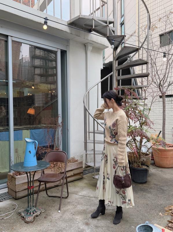 Style của phụ nữ ngoài 40 sẽ trẻ ra 5 tuổi nhờ 4 mẫu áo dài tay- Ảnh 1.