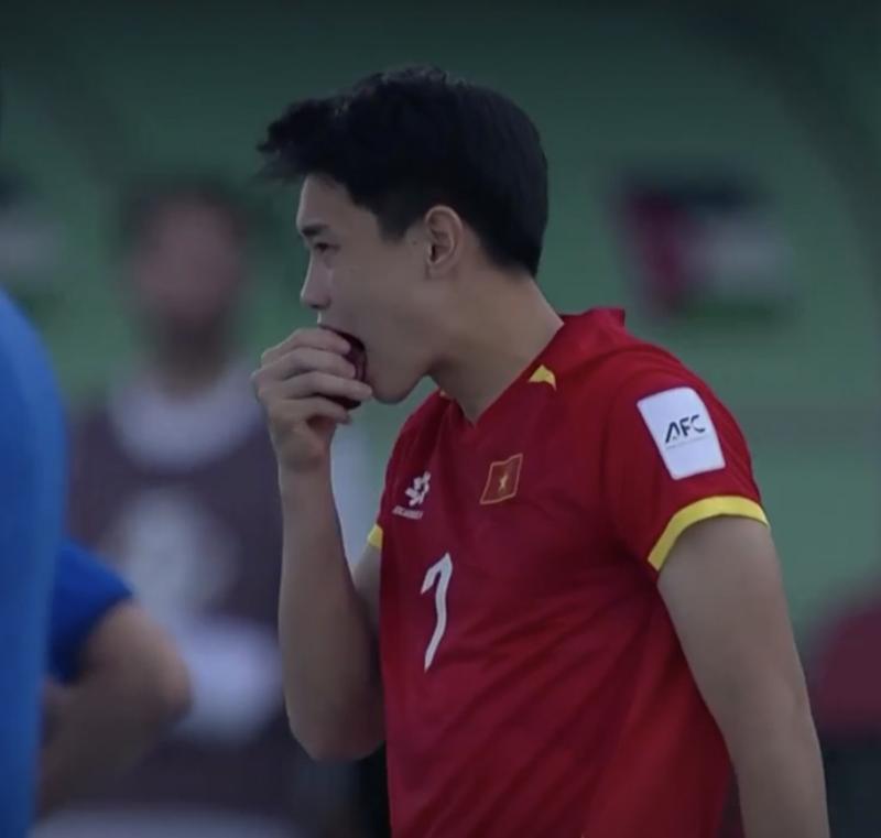 HLV Kim Sang-sik nói về hình ảnh ăn táo viral khắp cõi mạng của Đình Bắc: 