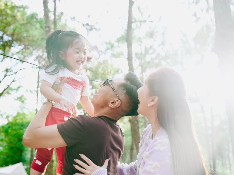 Lisa nhà Khánh Thi - Phan Hiển xinh yêu như búp bê sống, chiếm hết spotlight của bố mẹ kiện tướng dancesport- Ảnh 1.