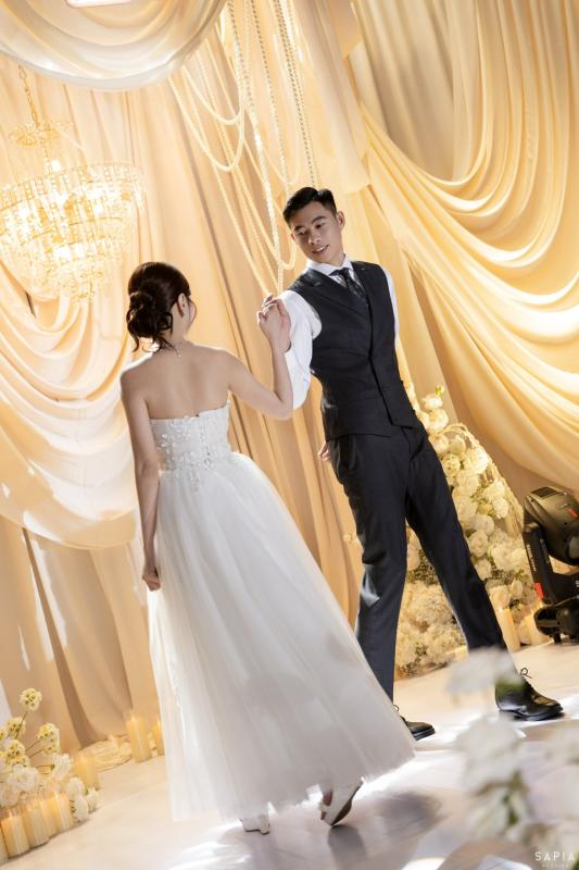 Ảnh cưới nét căng của thủ môn U23 Việt Nam và vợ thạc sĩ- Ảnh 3.