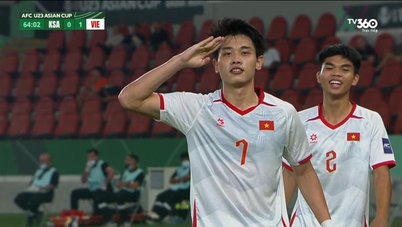 Hotboy U23 Việt Nam Đình Bắc cứ hôn bóng là ghi bàn, quỳ lạy cũng viral khắp cõi mạng!- Ảnh 3.
