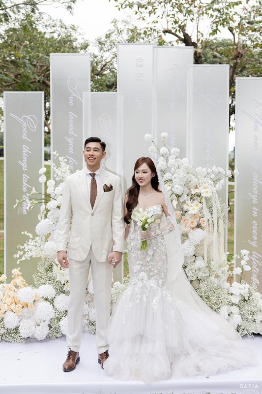 Ảnh cưới nét căng của thủ môn U23 Việt Nam và vợ thạc sĩ- Ảnh 11.