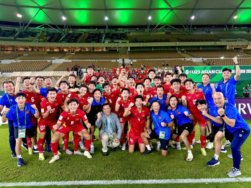 HLV Kim Sang-sik đón tin vui cực lớn: 7 cầu thủ U23 Việt Nam “thoát án phạt”, sẵn sàng bung sức ở bán kết- Ảnh 2.