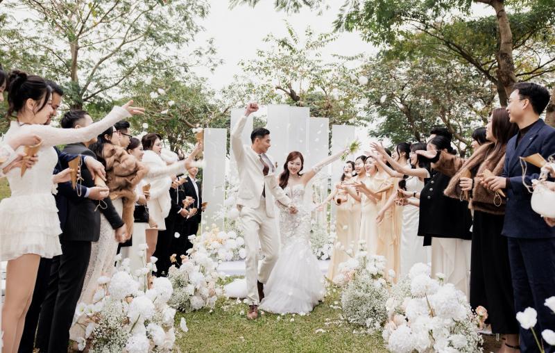 Ảnh cưới nét căng của thủ môn U23 Việt Nam và vợ thạc sĩ- Ảnh 8.