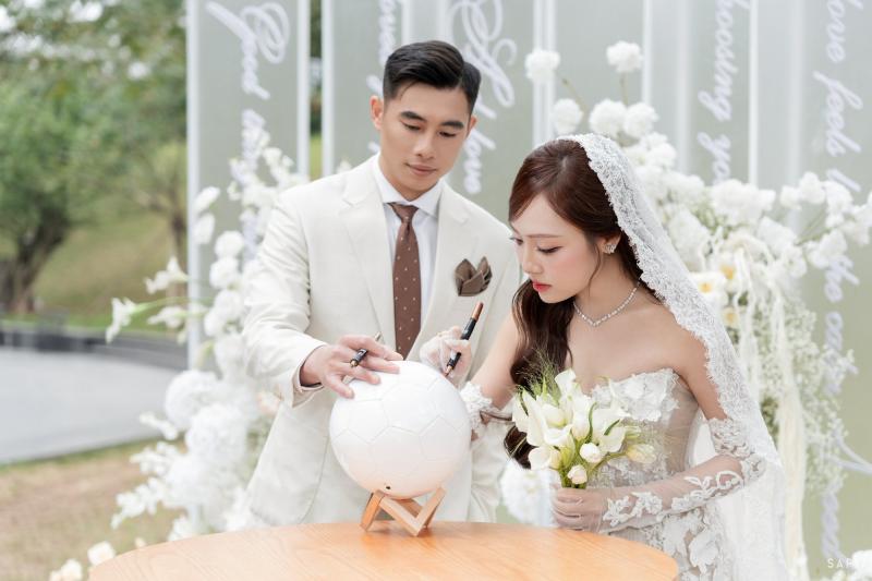 Ảnh cưới nét căng của thủ môn U23 Việt Nam và vợ thạc sĩ- Ảnh 12.