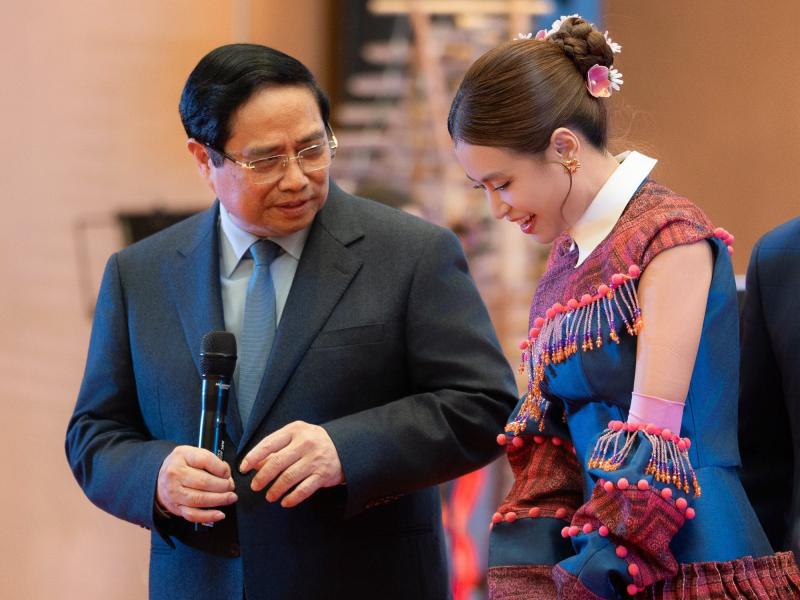 Nữ ca sĩ mang nhạc Việt ra thế giới: Tham gia 8 sự kiện tầm vóc quốc gia, được Thủ tướng Phạm Minh Chính bắt tay vui mừng- Ảnh 2.