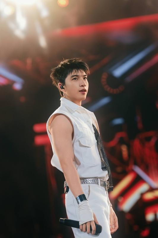 Từng có dàn sao Việt đỉnh cao thế này chung 1 album: Người "càn quét" khắp BXH, người "có mặt khắp nơi trừ phòng thu"- Ảnh 6. Từng có dàn sao Việt đỉnh cao thế này chung 1 album: Người "càn quét" khắp BXH, người "có mặt khắp nơi trừ phòng thu"- Ảnh 6.