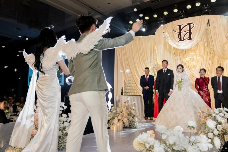 Ảnh cưới nét căng của thủ môn U23 Việt Nam và vợ thạc sĩ- Ảnh 2.