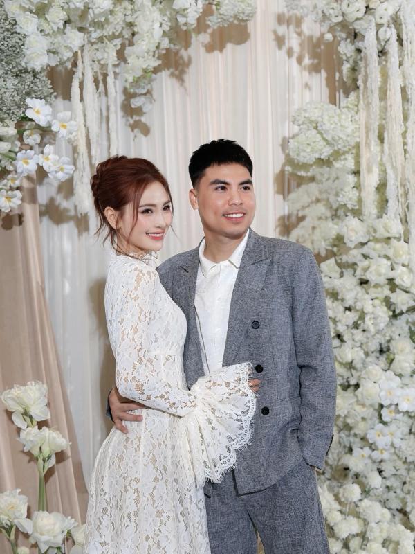 MC Huyền Trang Mù Tạt và tuyển thủ Việt Nam bận rộn chuẩn bị cho đám cưới, loạt khoảnh khắc tình tứ gây sốt MXH- Ảnh 5.