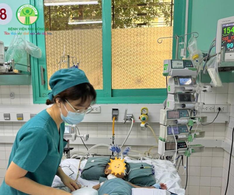 Chạy đua từng giờ cứu bé nhiễm virus nguy kịch- Ảnh 1.