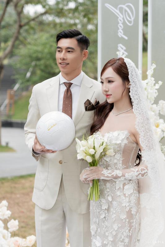 Ảnh cưới nét căng của thủ môn U23 Việt Nam và vợ thạc sĩ- Ảnh 10.