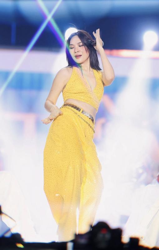 Nữ ca sĩ hát 4 bài giá 1,2 tỷ đồng: Visual mãi đẹp nhờ “uống nước nhớ nguồn”, một khoảnh khắc viral cả trang Thông tin Chính phủ- Ảnh 1.