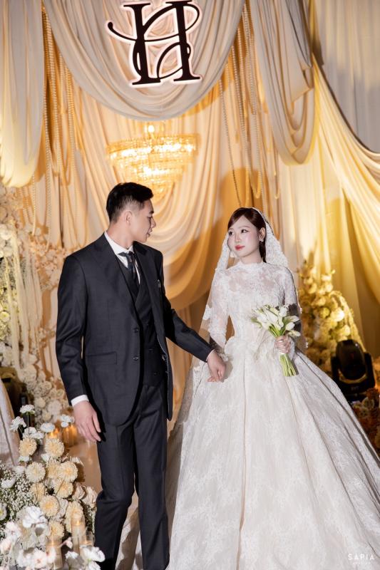 Ảnh cưới nét căng của thủ môn U23 Việt Nam và vợ thạc sĩ- Ảnh 1.