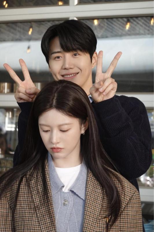 Thỏi son bình dân hình trái tim của Go Yoon Jung khiến Kim Seon Ho “đổ đứ đừ”- Ảnh 1.