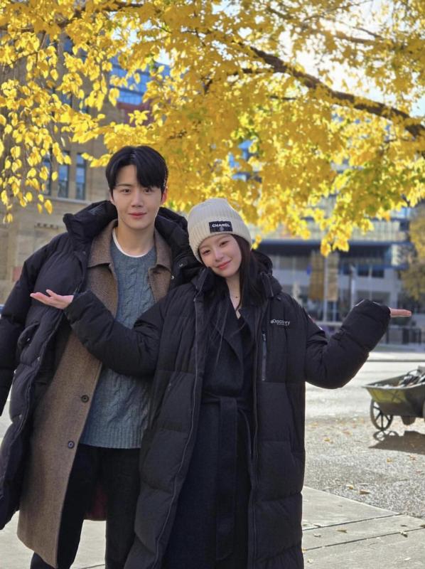 Thỏi son bình dân hình trái tim của Go Yoon Jung khiến Kim Seon Ho “đổ đứ đừ”- Ảnh 7.