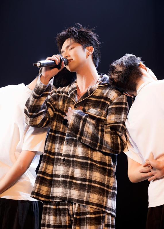 Nam ca sĩ debut 2 lần mới nổi tiếng: Fanmeeting cháy vé, 500 triệu lượt xem, ra 1 album “hốt bạc” cả đời- Ảnh 5.