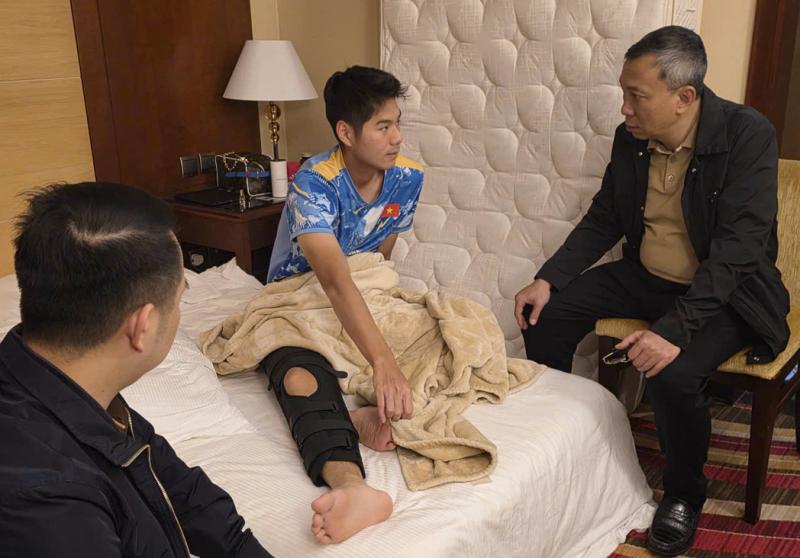 Hình ảnh mới nhất của Hiểu Minh sau chấn thương, Chủ tịch VFF trực tiếp đến thăm và động viên- Ảnh 2.