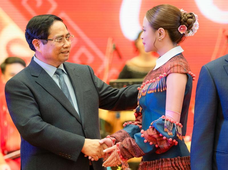 Nữ ca sĩ mang nhạc Việt ra thế giới: Tham gia 8 sự kiện tầm vóc quốc gia, được Thủ tướng Phạm Minh Chính bắt tay vui mừng- Ảnh 3.