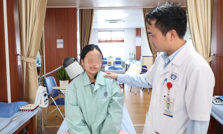 Đang khỏe mạnh bỗng méo miệng, lệch mặt khi ngủ dậy- Ảnh 1.