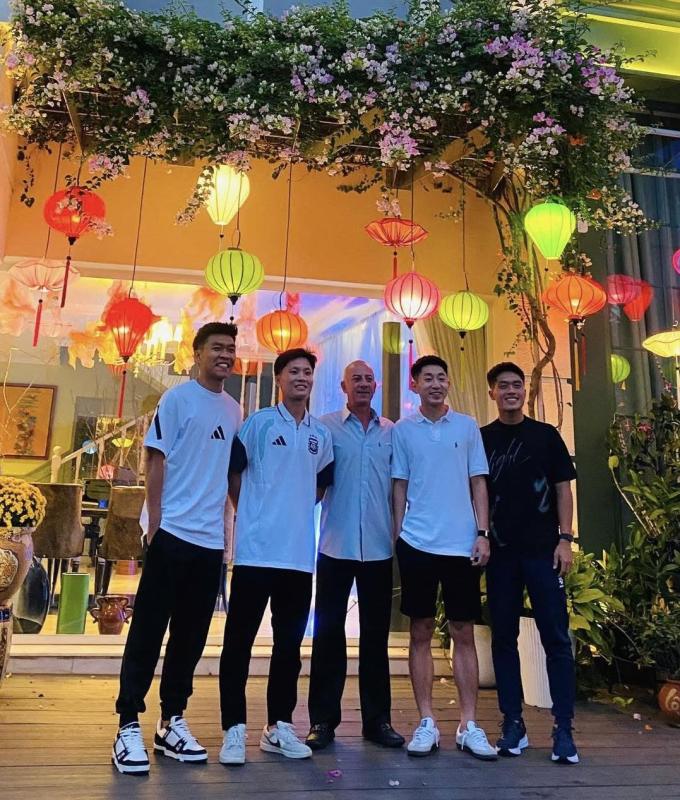 Dàn cầu thủ U23 Việt Nam vừa trở về đã làm một việc rất đáng khen ngợi- Ảnh 2.