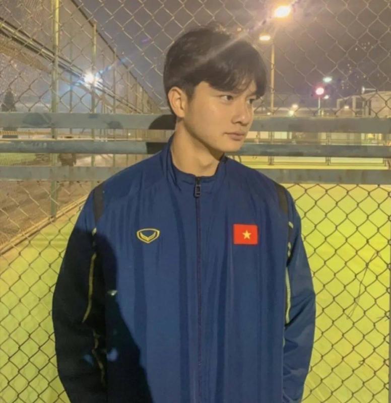 Đọ visual 2 thủ môn hotboy U23 Việt Nam Cao Văn Bình - Trần Trung Kiên: Bùi Tiến Dũng cũng phải khen nức nở- Ảnh 11.