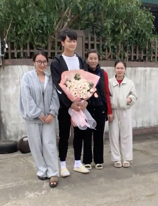 Đối lập: Cùng là thủ môn hotboy U23 Việt Nam, Cao Văn Bình được fan vây kín, Trung Kiên từng hot nay lặng lẽ quá!- Ảnh 3.