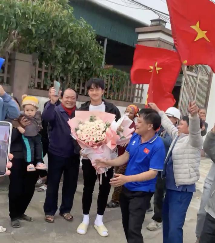 Đối lập: Cùng là thủ môn hotboy U23 Việt Nam, Cao Văn Bình được fan vây kín, Trung Kiên từng hot nay lặng lẽ quá!- Ảnh 2.