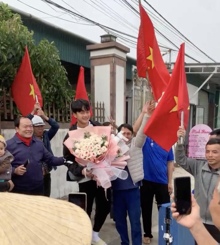 Đối lập: Cùng là thủ môn hotboy U23 Việt Nam, Cao Văn Bình được fan vây kín, Trung Kiên từng hot nay lặng lẽ quá!- Ảnh 1.