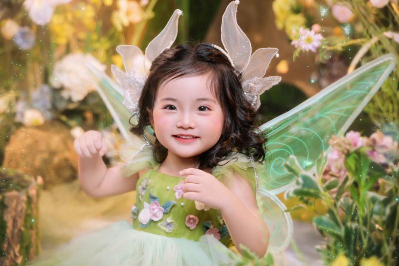 Lisa nhà Khánh Thi, Phan Hiển xinh yêu như thiên thần xé truyện bước ra gây sốt cõi mạng- Ảnh 4. Lisa nhà Khánh Thi, Phan Hiển xinh yêu như thiên thần xé truyện bước ra gây sốt cõi mạng- Ảnh 4.