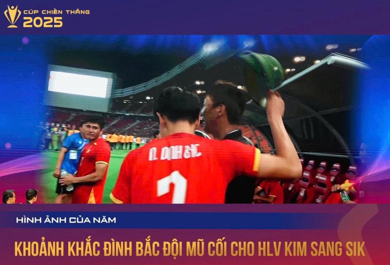 Đình Bắc hé lộ lý do đội mũ cối cho HLV Kim Sang-sik, khoảnh khắc viral khắp cõi mạng trở thành hình ảnh của năm- Ảnh 1.