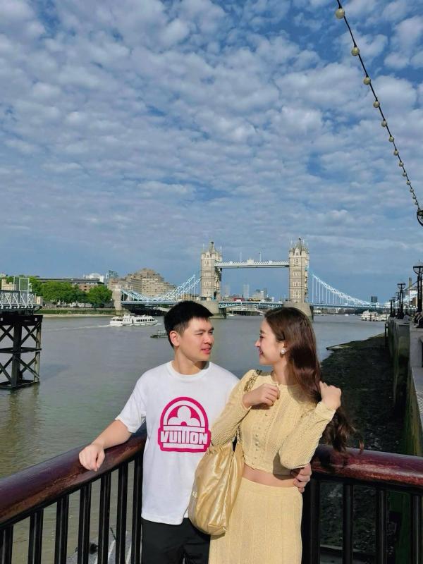 Đỗ Mỹ Linh được chồng Chủ tịch đưa đi du lịch London, ôm eo tình tứ nhưng vòng 2 phẳng lỳ mới gây chú ý- Ảnh 1.