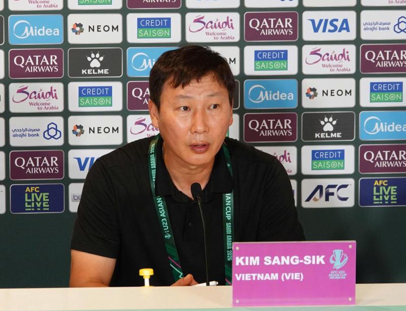 HLV Kim Sang-sik nói gì sau khi U23 Việt Nam nhấn chìm U23 Jordan bằng "đặc sản" bóng chết?- Ảnh 1.