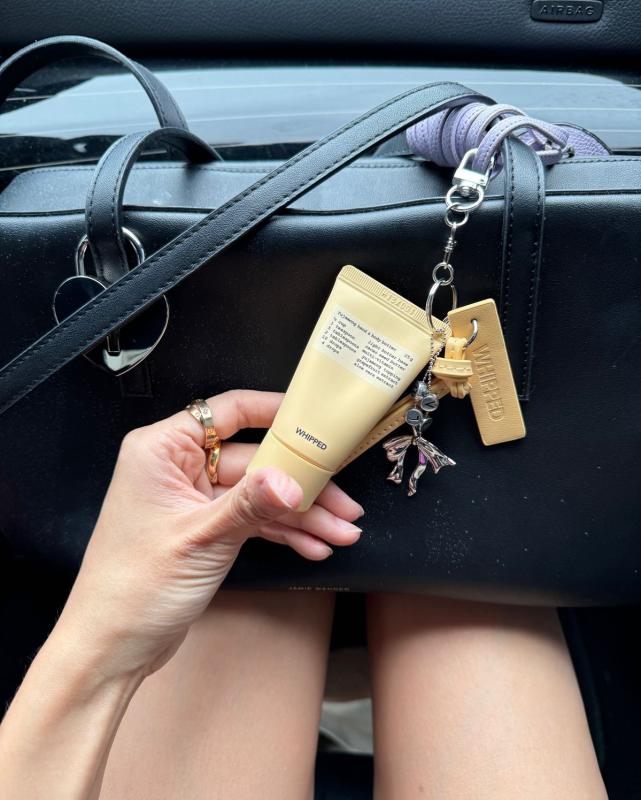 Nối bước Rhode, Huda Beauty khiến hội con gái đảo điên với giá đỡ điện thoại kiêm phấn phủ- Ảnh 1.
