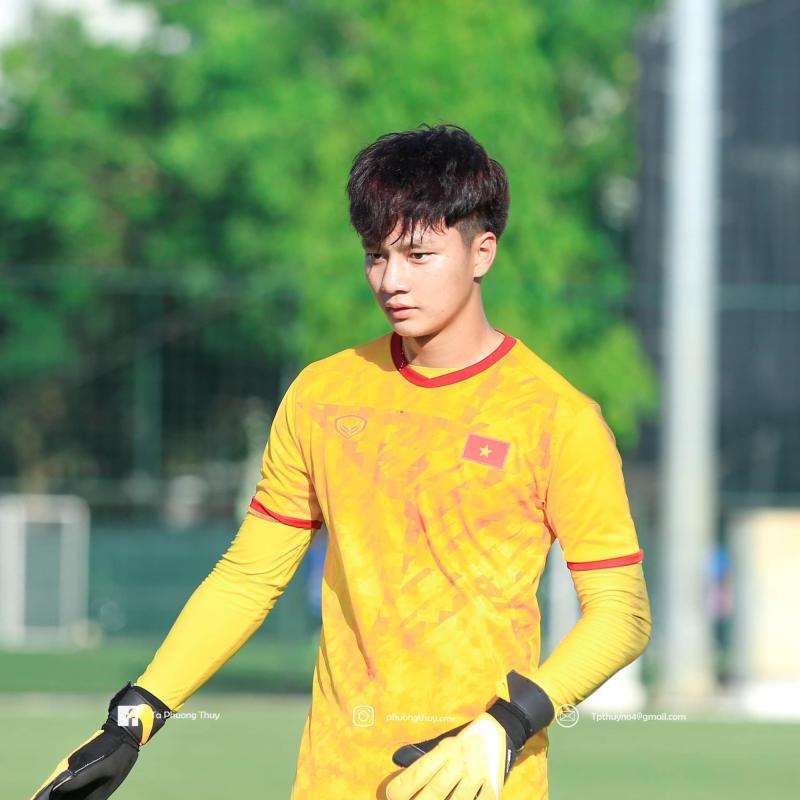 Đọ visual 2 thủ môn hotboy U23 Việt Nam Cao Văn Bình - Trần Trung Kiên: Bùi Tiến Dũng cũng phải khen nức nở- Ảnh 9.