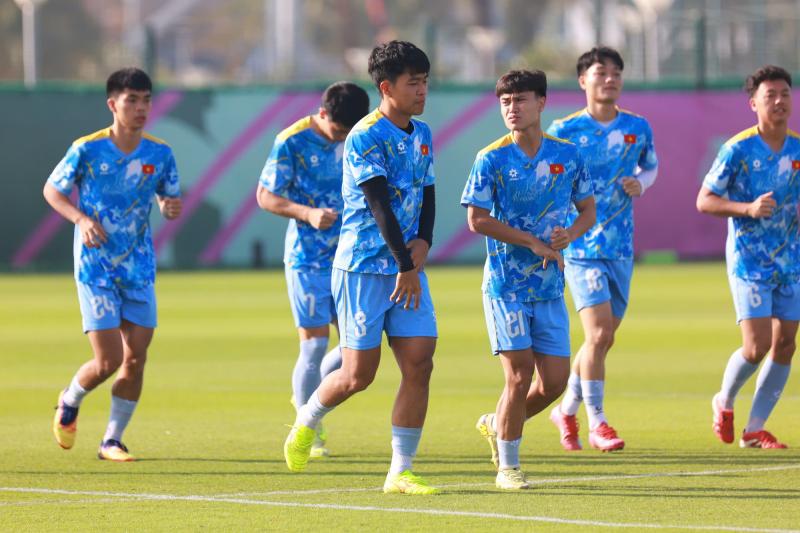 HLV Kim Sang-sik nói về hình ảnh ăn táo viral khắp cõi mạng của Đình Bắc: 