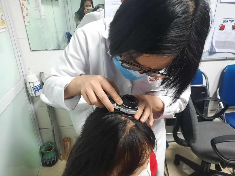 Mỗi ngày, một Bệnh viện tuyến Trung ương tiếp nhận cả trăm ca rụng tóc: Khi nào là dấu hiệu bệnh lý?- Ảnh 1.