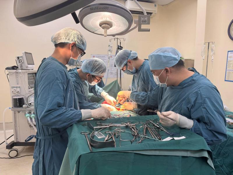 Người đàn ông nhập viện trong tình trạng tiểu ra máu tươi kéo dài- Ảnh 1.