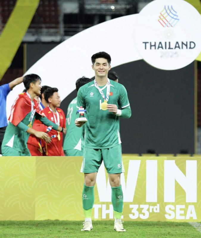 Thủ môn hotboy U23 Việt Nam Trần Trung Kiên được gợi ý đi thi Nam vương, lúc đau đớn visual vẫn điển trai tuyệt đối!- Ảnh 6.