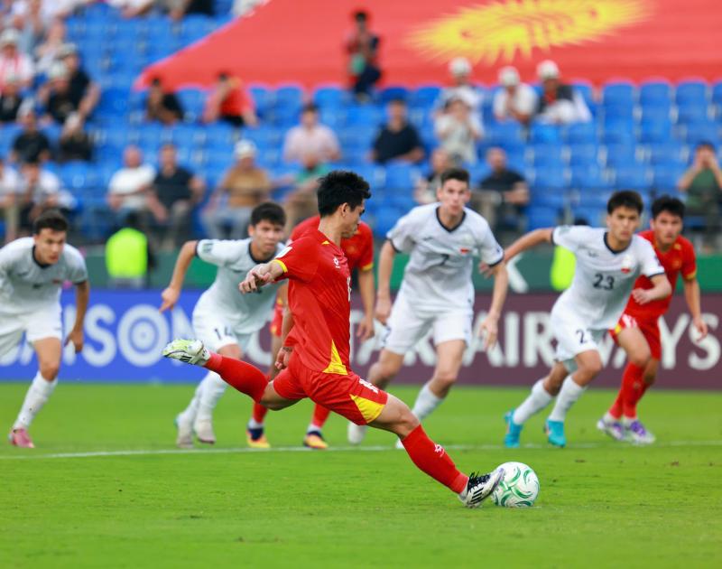 "Cái chân trái ma thuật" của Khuất Văn Khang khiến lưới U23 Kyrgyzstan rung lên bần bật- Ảnh 5.