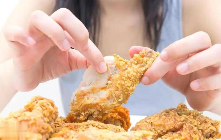 Nam shipper 39 tuổi bị tổn thương gan, bác sĩ khuyên: 3 kiểu ăn trưa nên bỏ ngay- Ảnh 3.