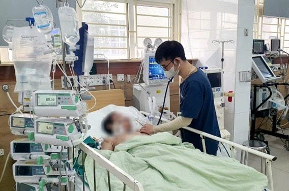 Cuối năm nhậu nhẹt dồn dập, bác sĩ lên tiếng cảnh báo nguy cơ ngộ độc rượu- Ảnh 2.