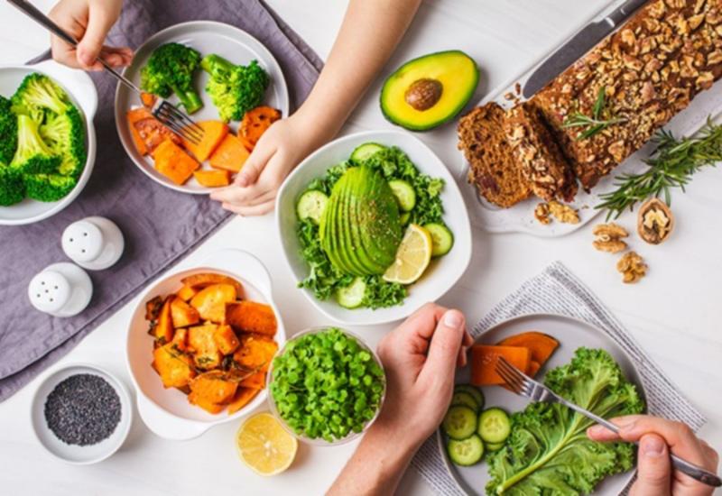 Những loại thực phẩm sau 40 tuổi nên ăn đều, giúp tim khỏe, da mịn và trẻ lâu tự nhiên- Ảnh 1.