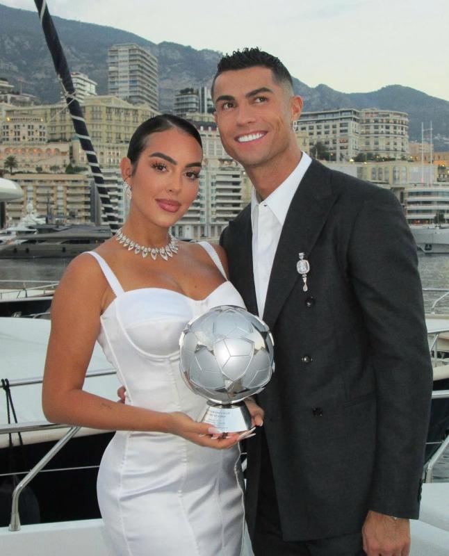 Ronaldo bất ngờ thay đổi kế hoạch đám cưới- Ảnh 2.