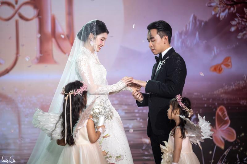 Đám cưới Phương Nhi và thiếu gia Minh Hoàng: Chính thức công bố hình ảnh bên trong hôn lễ!- Ảnh 1.